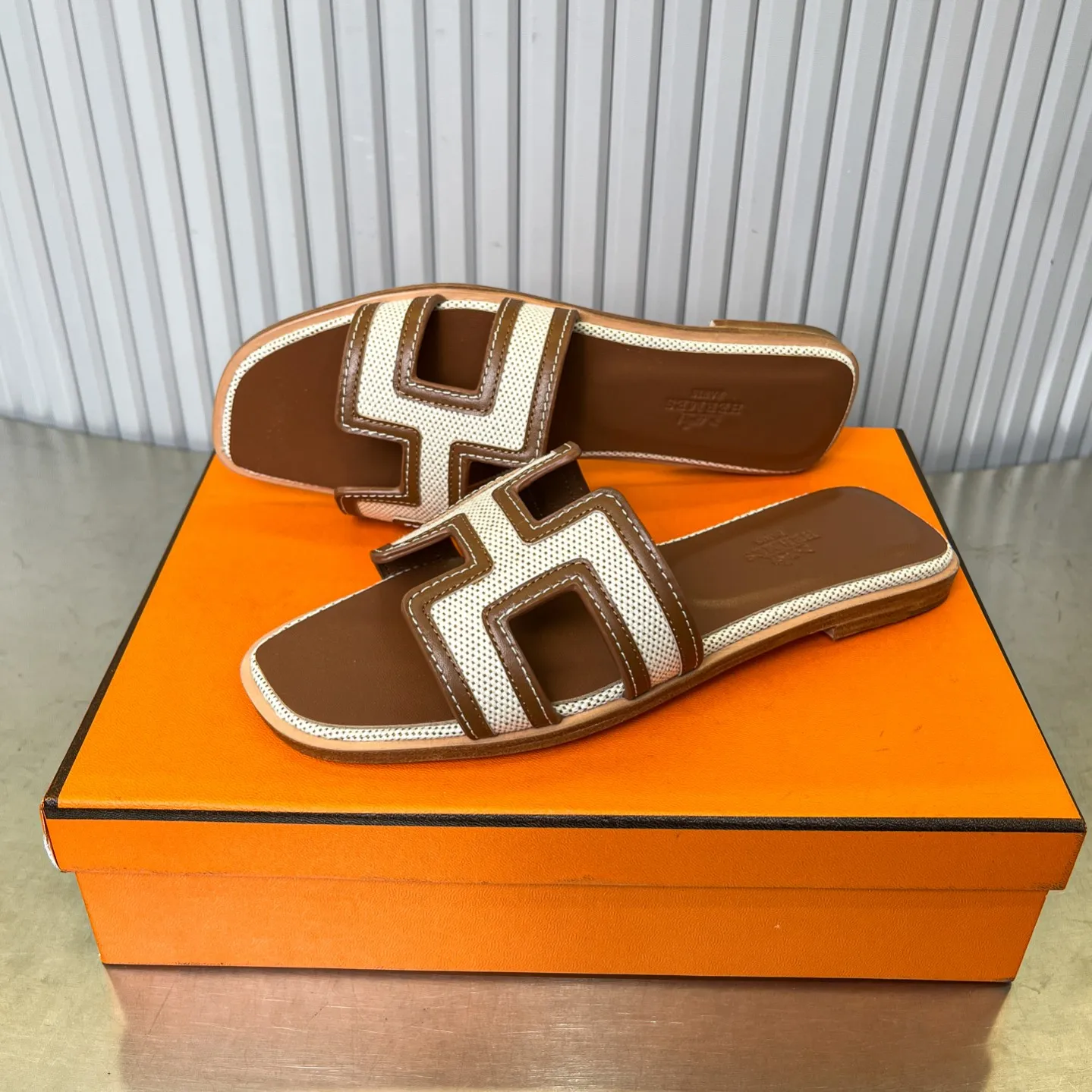 👟👟Ex-factory price 480👟👟 New style in early spring, splicing technology, new revision (Hermès), upgraded packaging, upgraded version and workmanship materials. Hermes®🔴The highest version of handmade shoes on the market ✨✨ Top product Hermès slippers🐎 —————————— The new model in early spring is the same as the original version, handmade by masters! ❥High-end customization, exclusive products, the highest version in the industry⚠❥Using: Hermers upper: Italian imported cowhide + original custom-grade Australian sheepskin feet + genuine leather outsole (pursuing top walking comfort) ✨~~〰〰〰〰❥ Packaging: ✔🚦Pay attention to the packaging➰Top-level exclusive box 〰The original top quality is on sale━━━━Hermes━━━━━ size: 35-40 (34.41.42 custom-made, non-refundable)